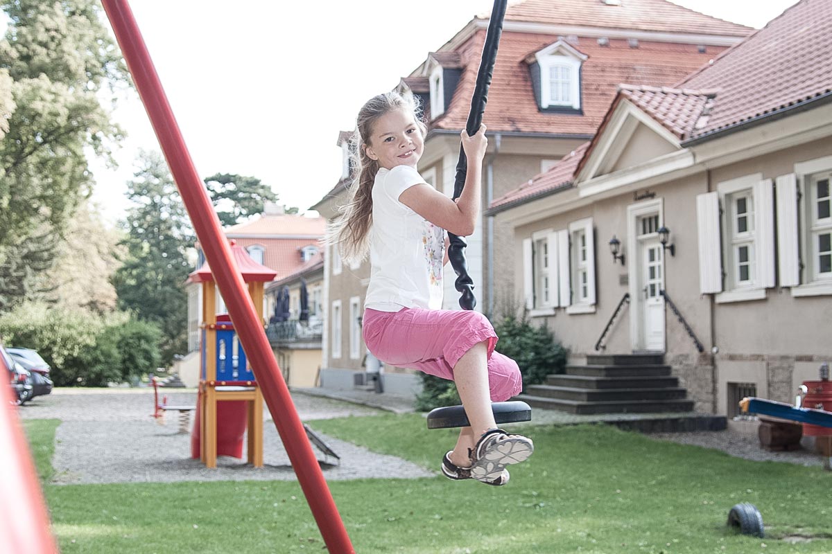 Kind fährt Seilbahn